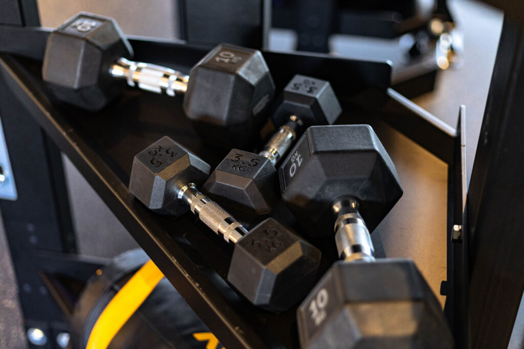 dumbbells op een tafel in MyLife Hoofddorp
